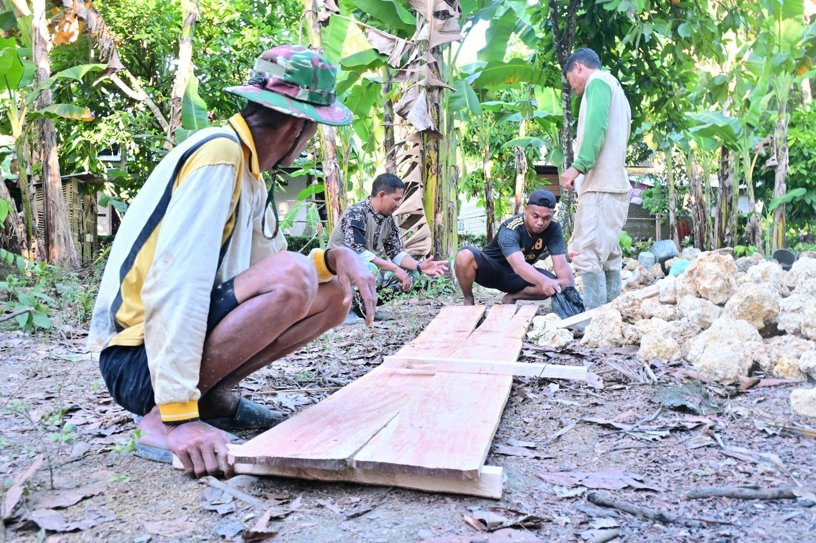 Dampak Sosial Gotong Royong pada Penyiapan Material Jembatan Gantung TMMD di Bone