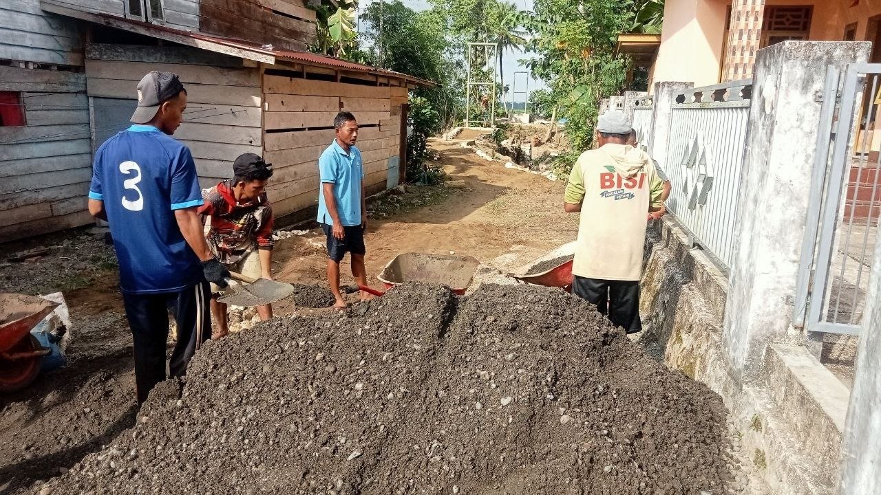 Kegiatan Gotong Royong Pelansiran Material pada Pembangunan Jembatan Gantung di Kecamatan Sibulue