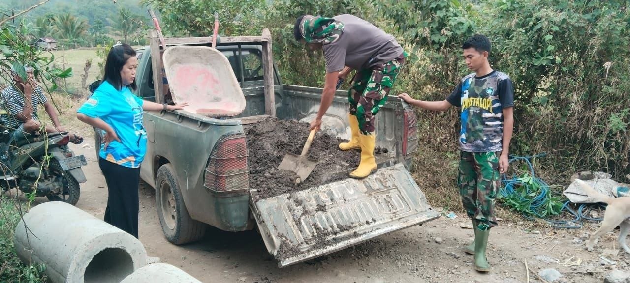 Penurunan Material Pembenahan Dekker di Dusun Kampung Baru oleh Satgas TMMD Ke-129 Kodim 1407/Bone
