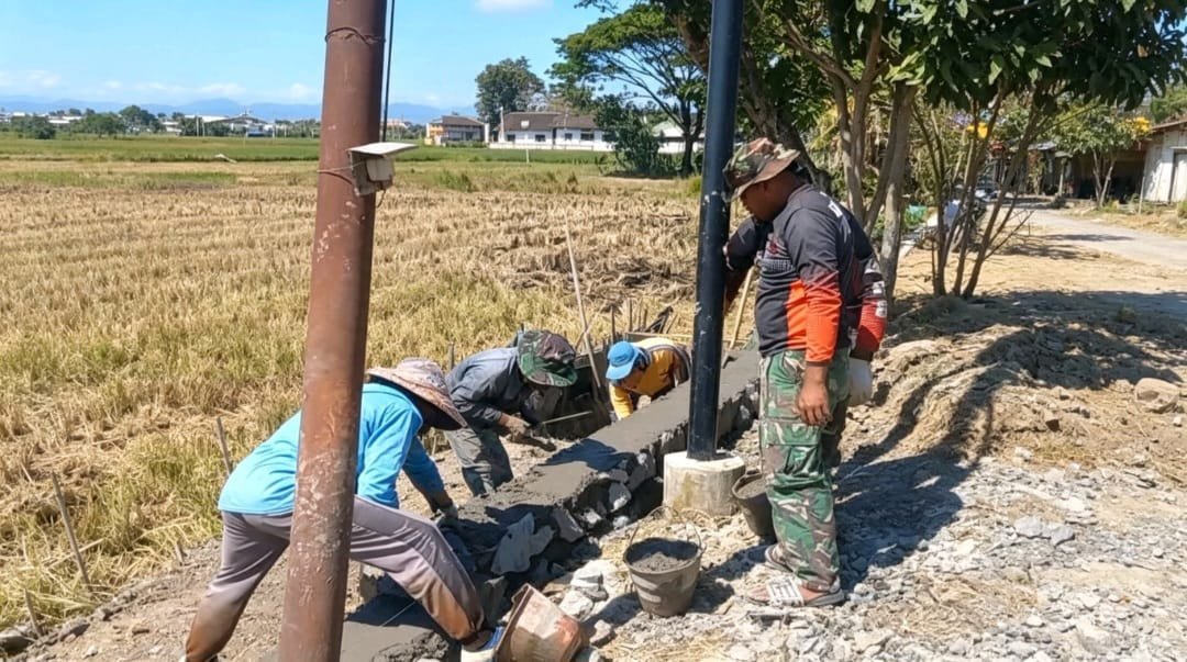 Warga Grogol Bersama Satgas TMMD Reguler ke-129 Genjot Pembangunan Talut 500 Meter