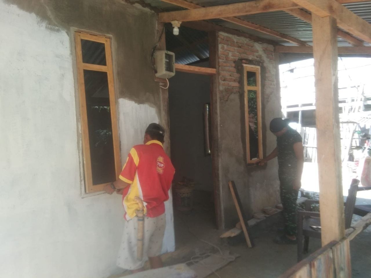 Serma Abidin Pimpin Finishing Rumah RTLH di Bontocani