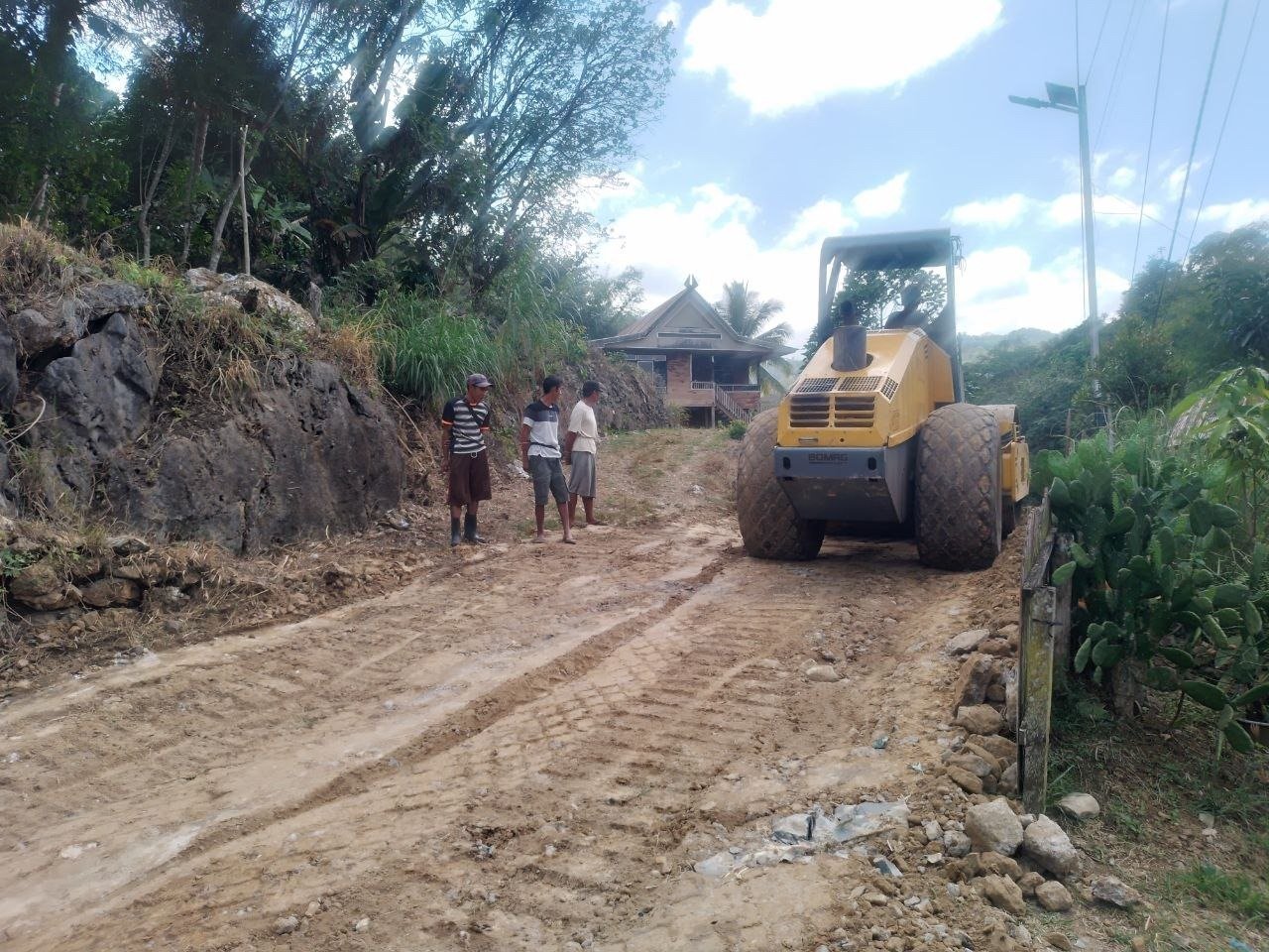 Desa Patukku Bersiap Menjadi Lebih Terhubung Lewat Pemadatan Jalan
