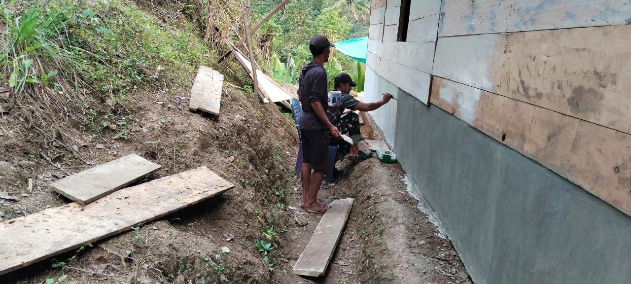 Perehaban RTLH: Sentuhan Akhir Pengecatan Rumah Demmang Dikerjakan Satgas TMMD