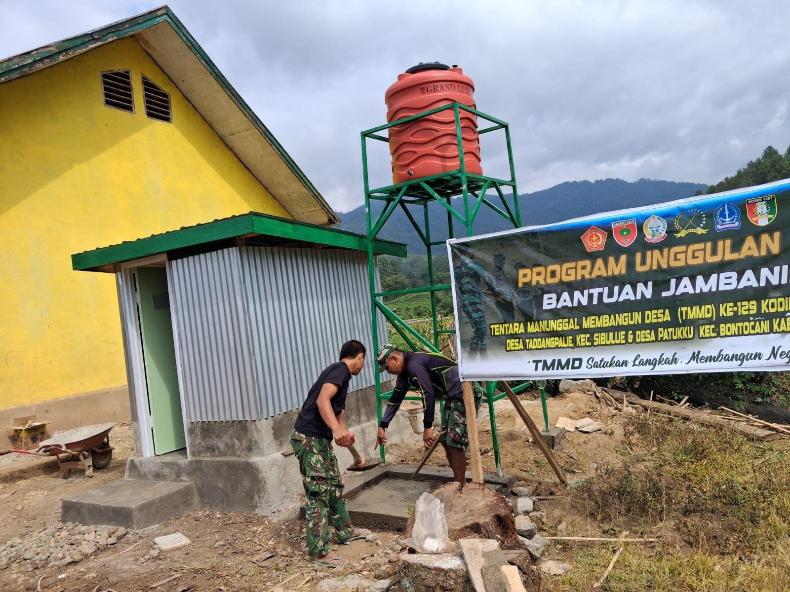 Warga dan Satgas TMMD Kerja Bakti Dirikan Dudukan Tandon Air di Langi
