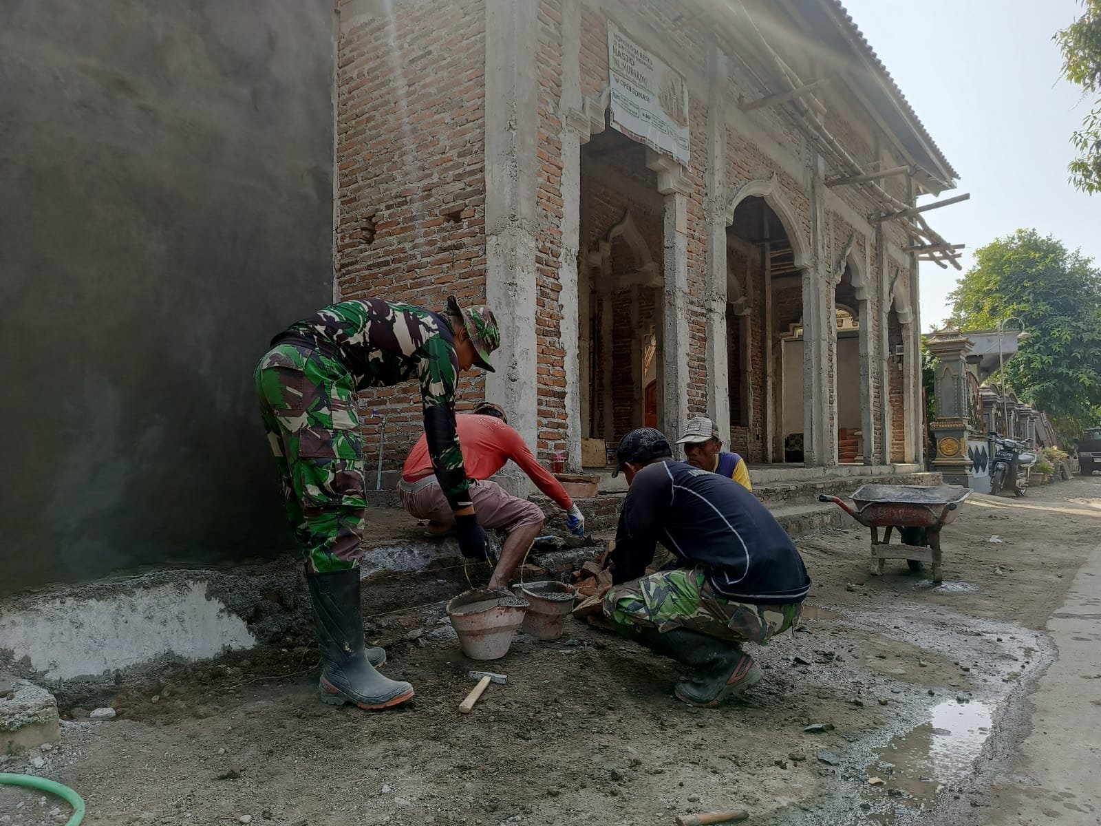 Warga dan TNI Kolaborasi Perbaiki Sanitasi Masjid Al Mubarok