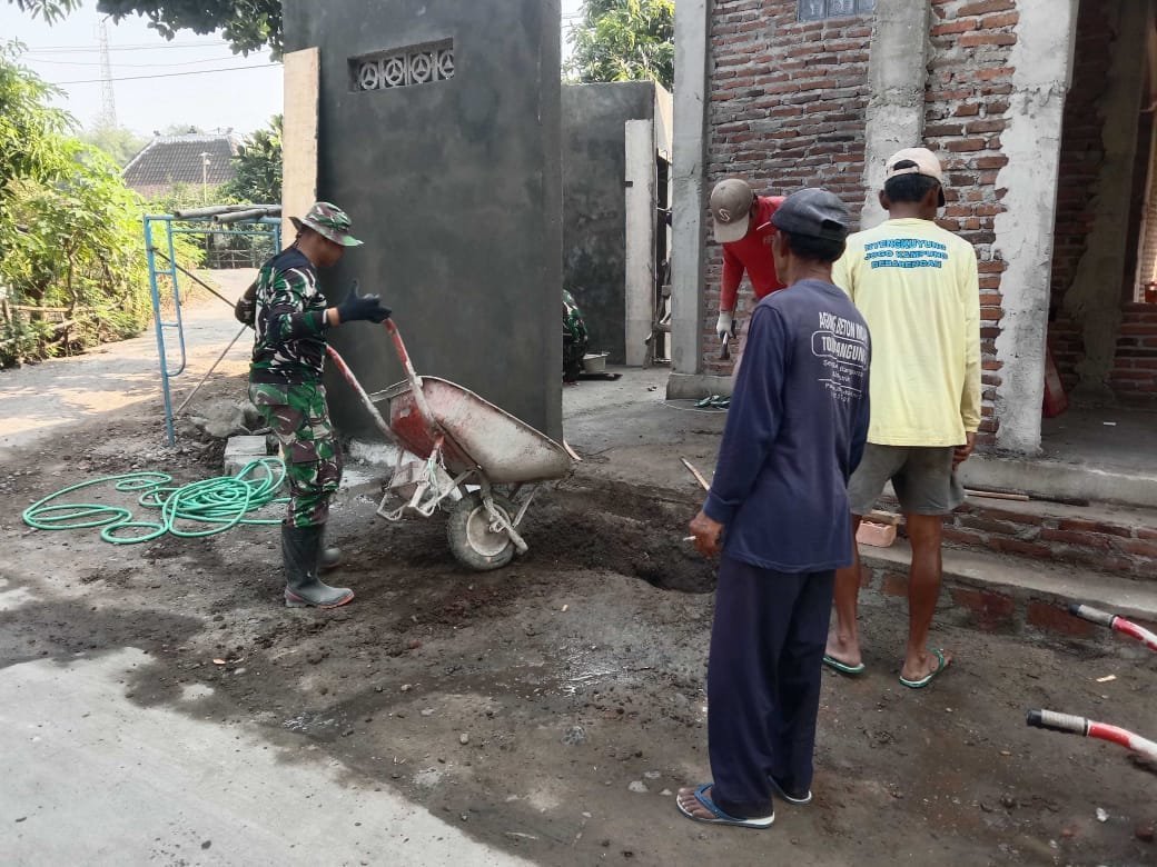Perataan Pondasi MCK Masjid Dilakukan Warga dan Satgas TMMD
