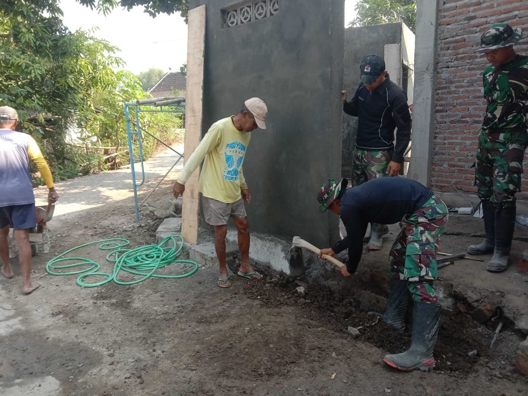 Warga dan Satgas TMMD Bahu-membahu Bentuk Pondasi MCK di Sukoharjo