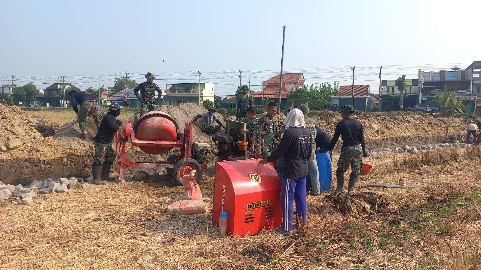 Semangat Gotong Royong Terlihat Saat Pembangunan Jalan Parangjoro
