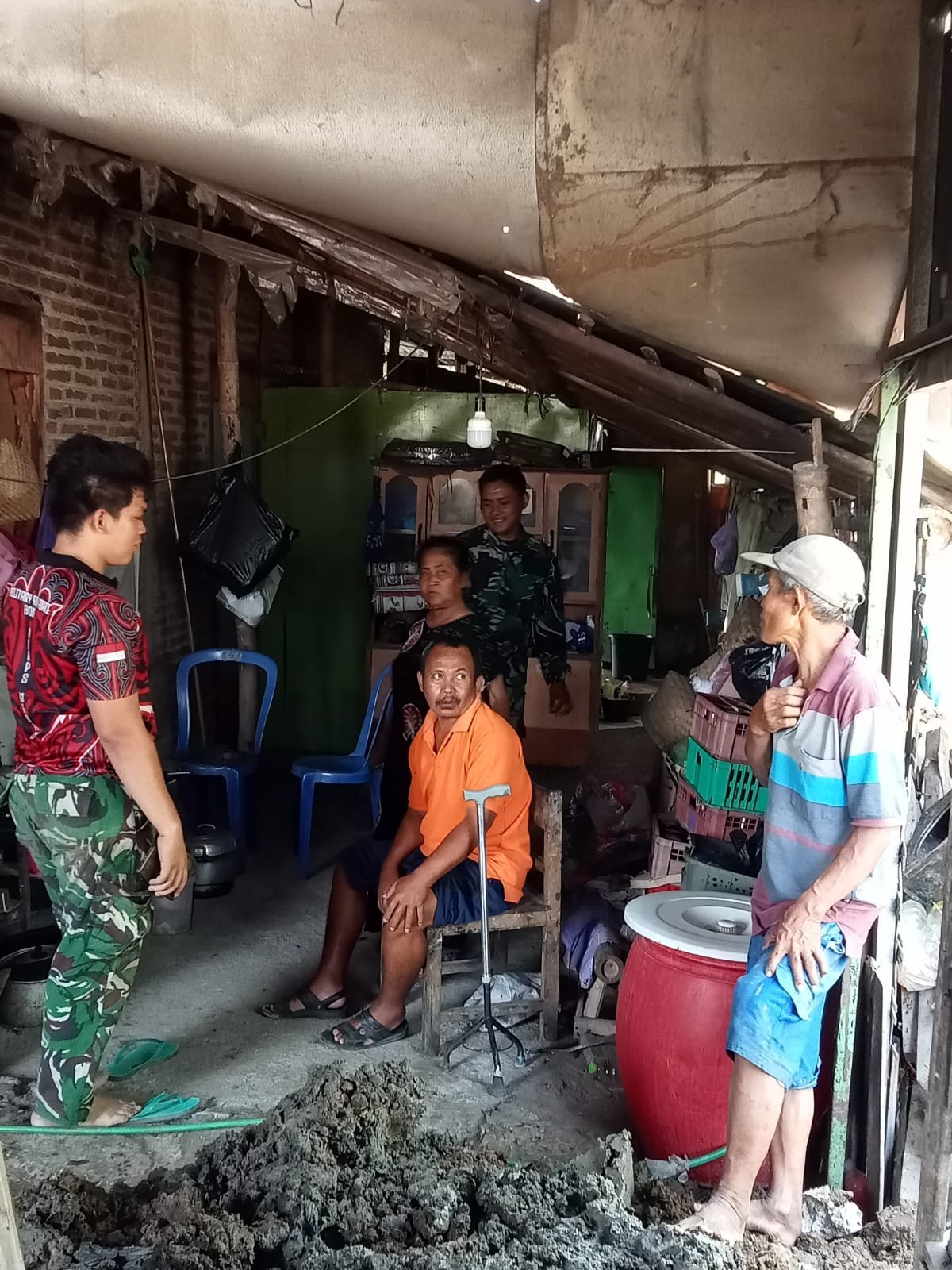 Dialog Personel TMMD dengan Warga Angkat Isu Gizi dan Istirahat di Parangjoro