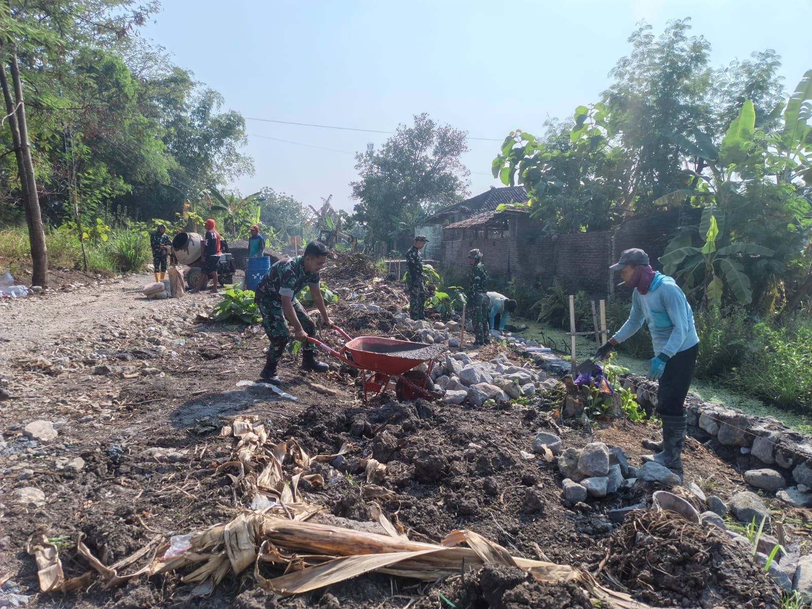TMMD Perbaiki Jalan Parangjoro dan Gelar Layanan Sosial untuk Warga