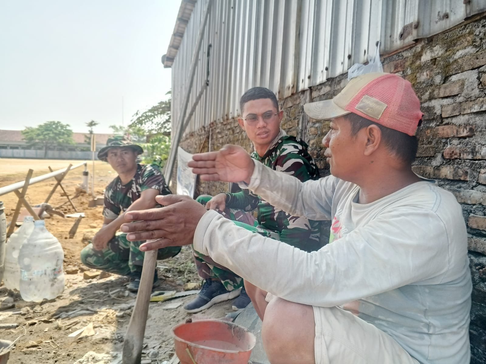 Ngobrol di Lokasi Pembangunan MCK, Warga Parangjoro Rasakan Dekatnya Satgas