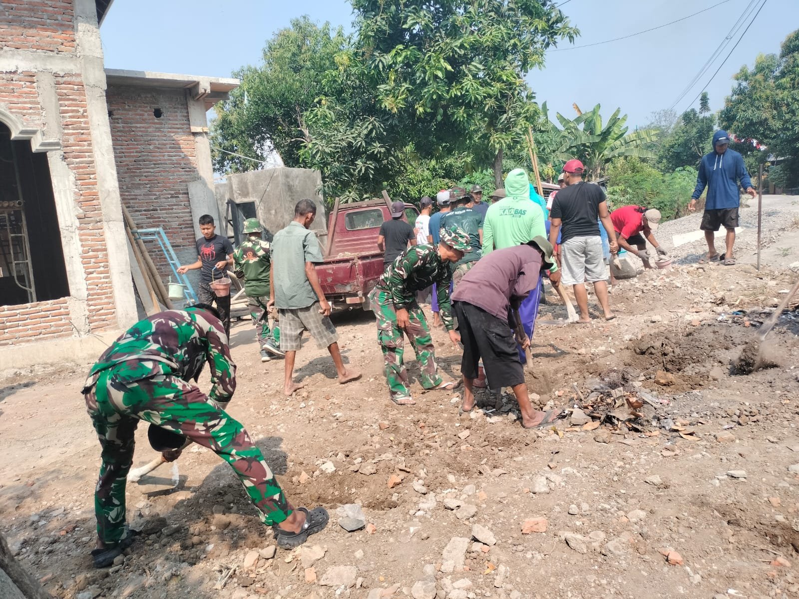 Warga dan Prajurit Saling Gotong Royong Percepat Renovasi Masjid Al-Mubarok