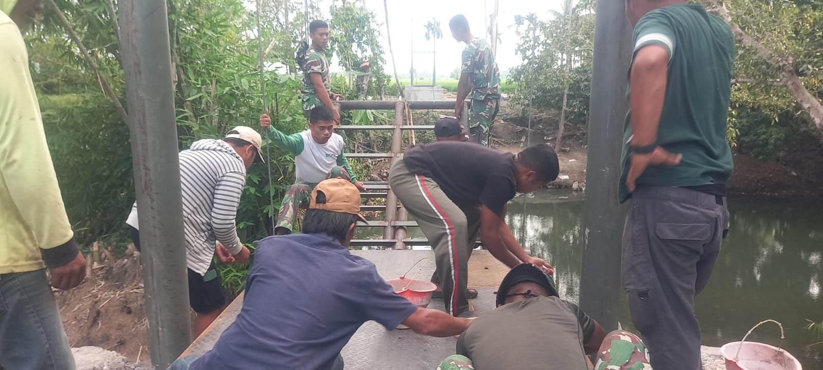 Obrolan Ringan di Atas Rangka Baja Warnai Pembangunan Jembatan Tadang Palie