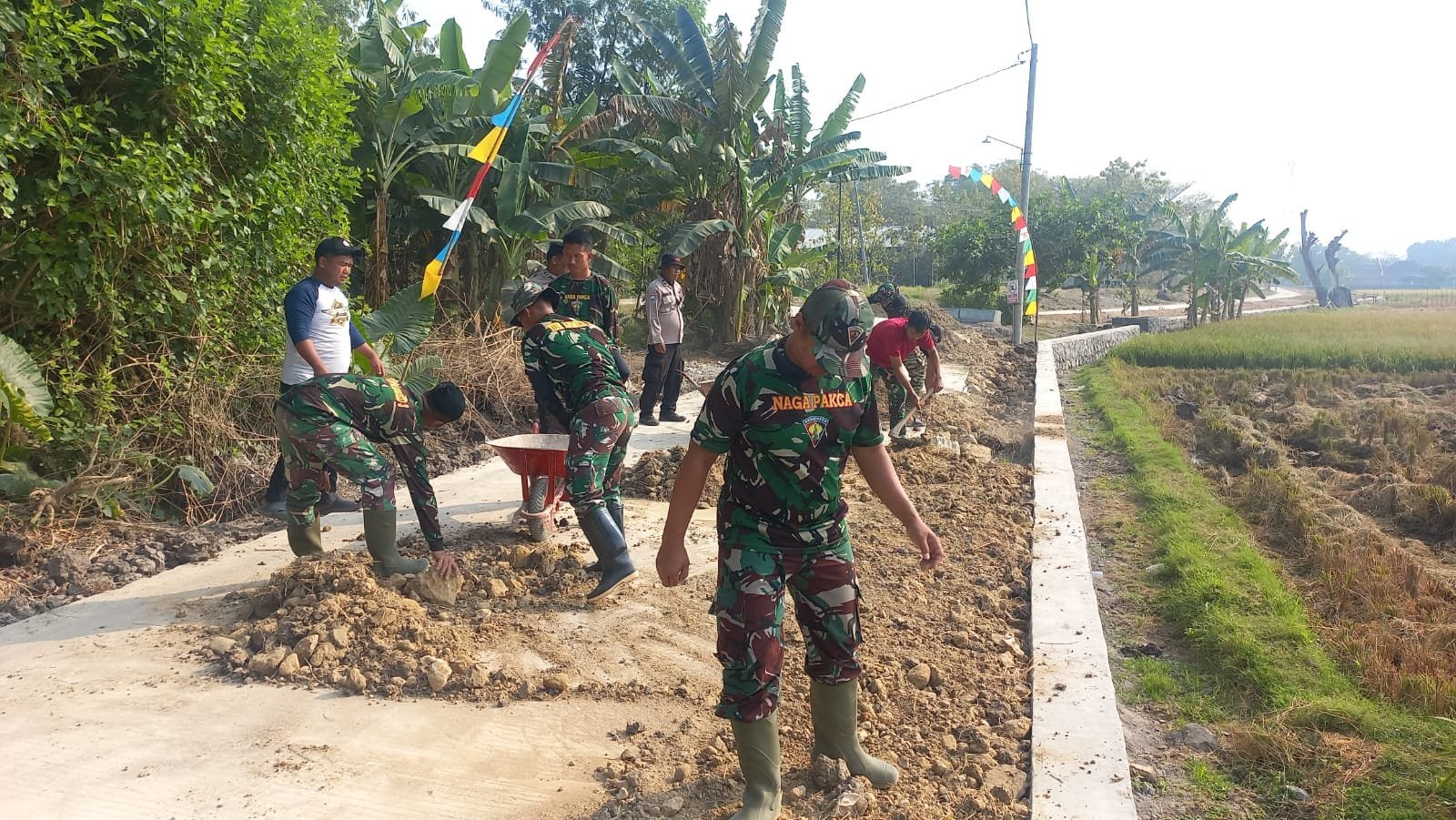 Perataan Tanah di Parangjoro Dilakukan Pakai Alat Manual oleh Satgas TMMD dan Warga