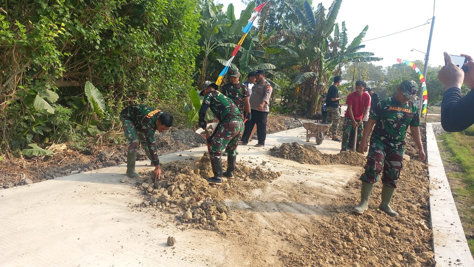Warga Parangjoro Turut Bekerja dengan Satgas TMMD Ratakan Talut Jalan Desa