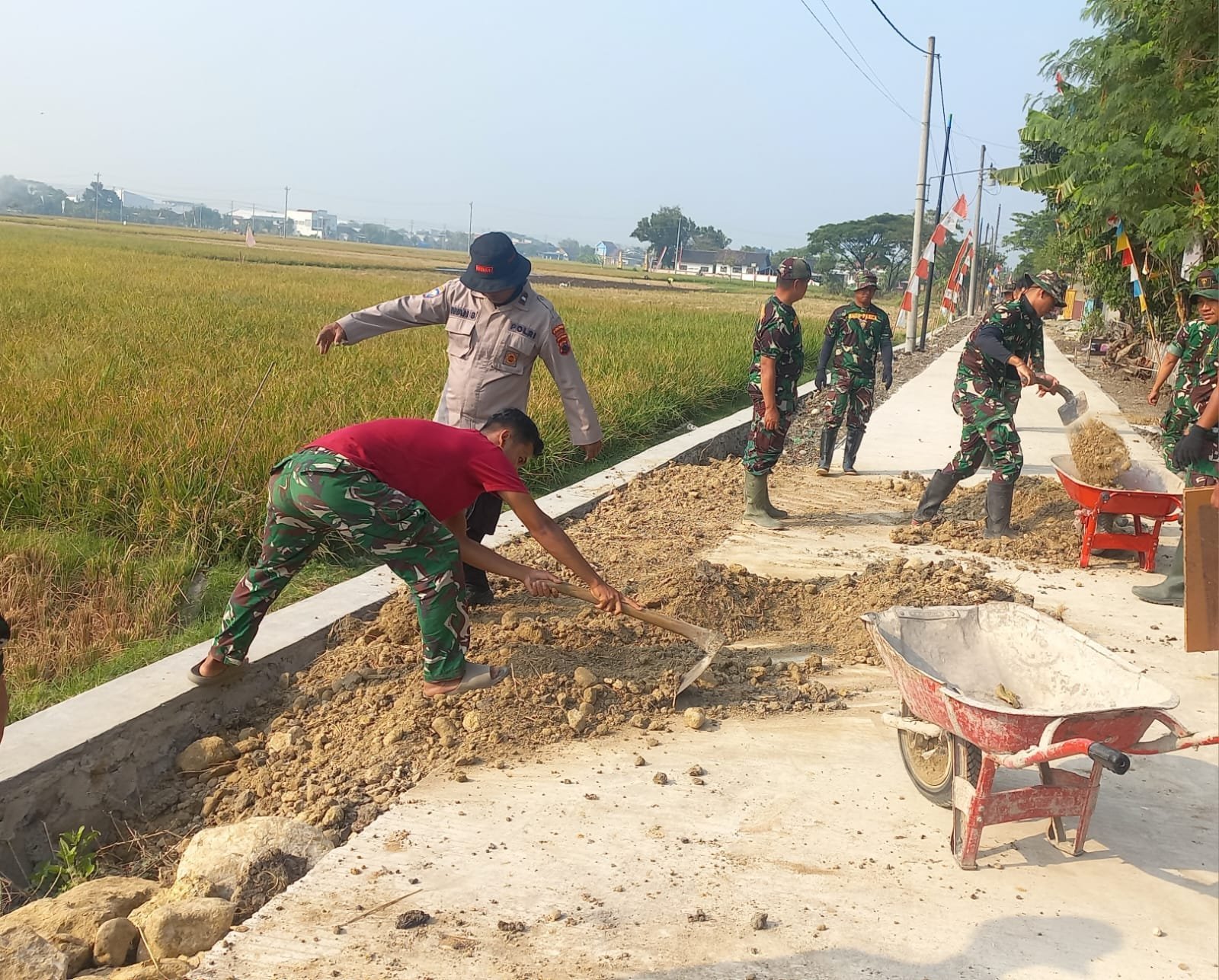 Warga Parangjoro Antusias Bantu Perataan Tanah Bersama Satgas TMMD