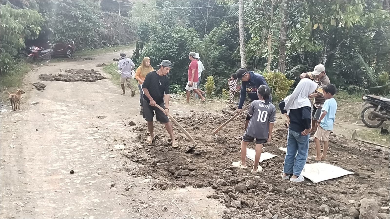 Semangat Warga Percepat Pembangunan Jalan TMMD di Patukku