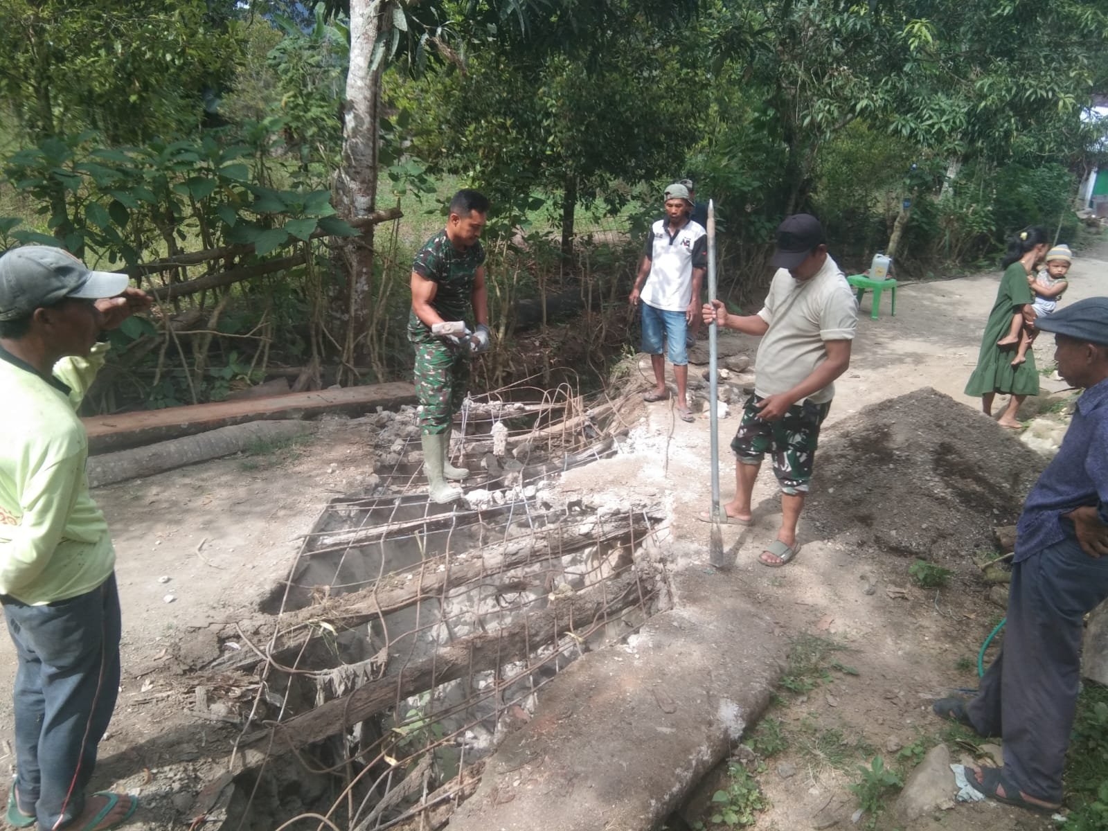 Warga dan TNI Bersinergi Perkuat Jembatan Kayu Menuju Lokasi Pembangunan