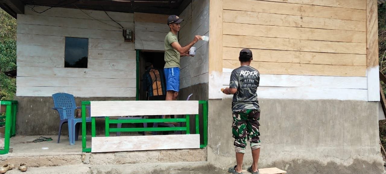 Sentuhan Terakhir Rehabilitasi: Cat di Rumah Demmang