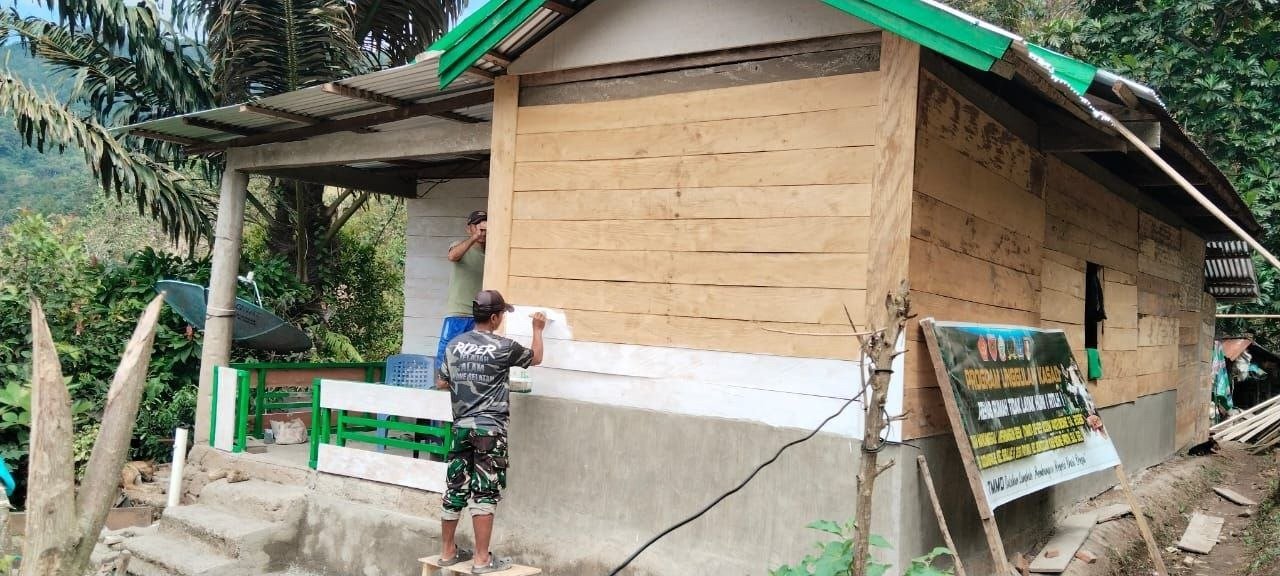 Rehabilitasi RTLH di Patukku: Cat Baru Sebagai Tanda Perubahan