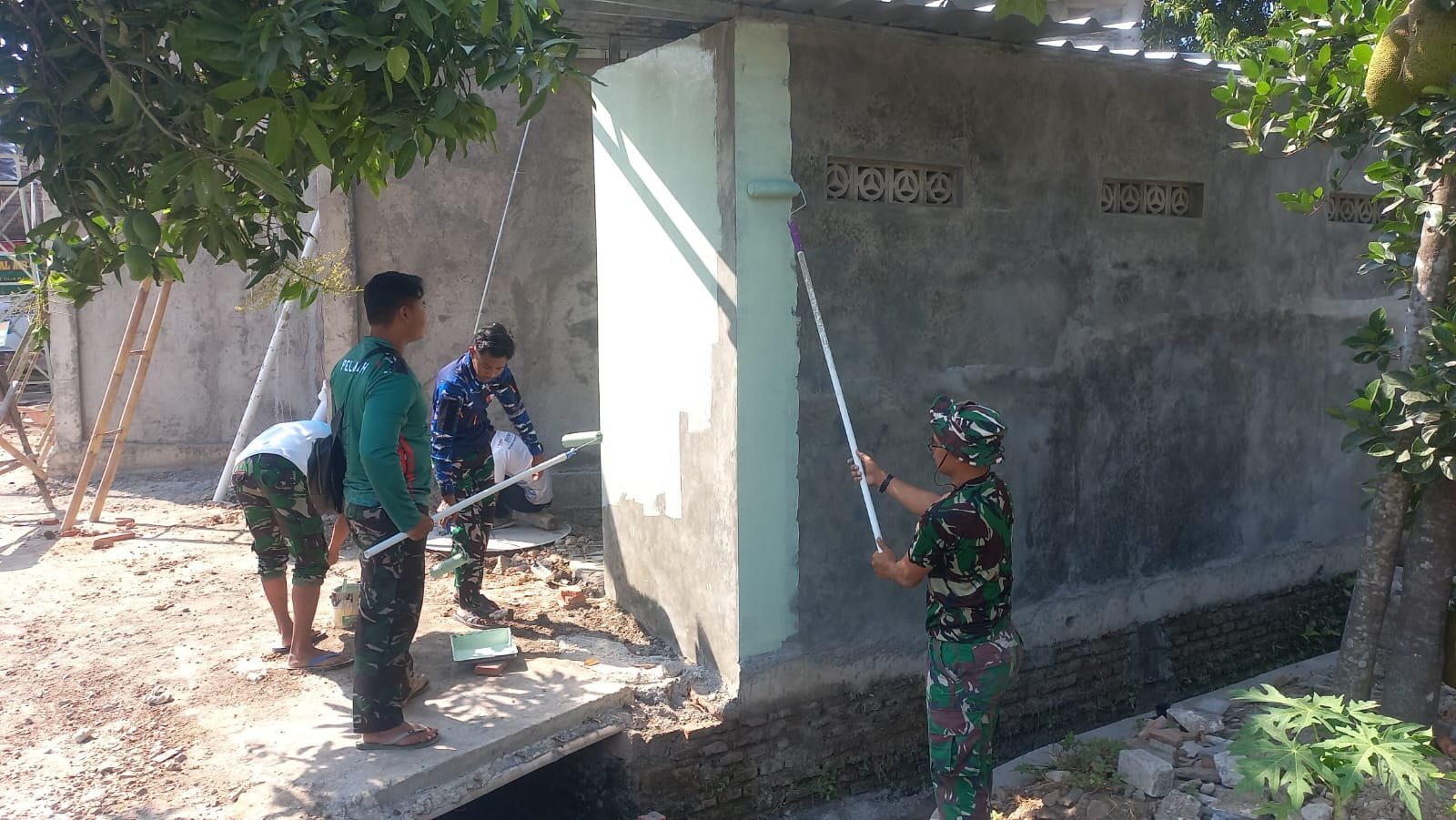 Warga dan Satgas TMMD Rampungkan Pengecatan Tempat Wudhu