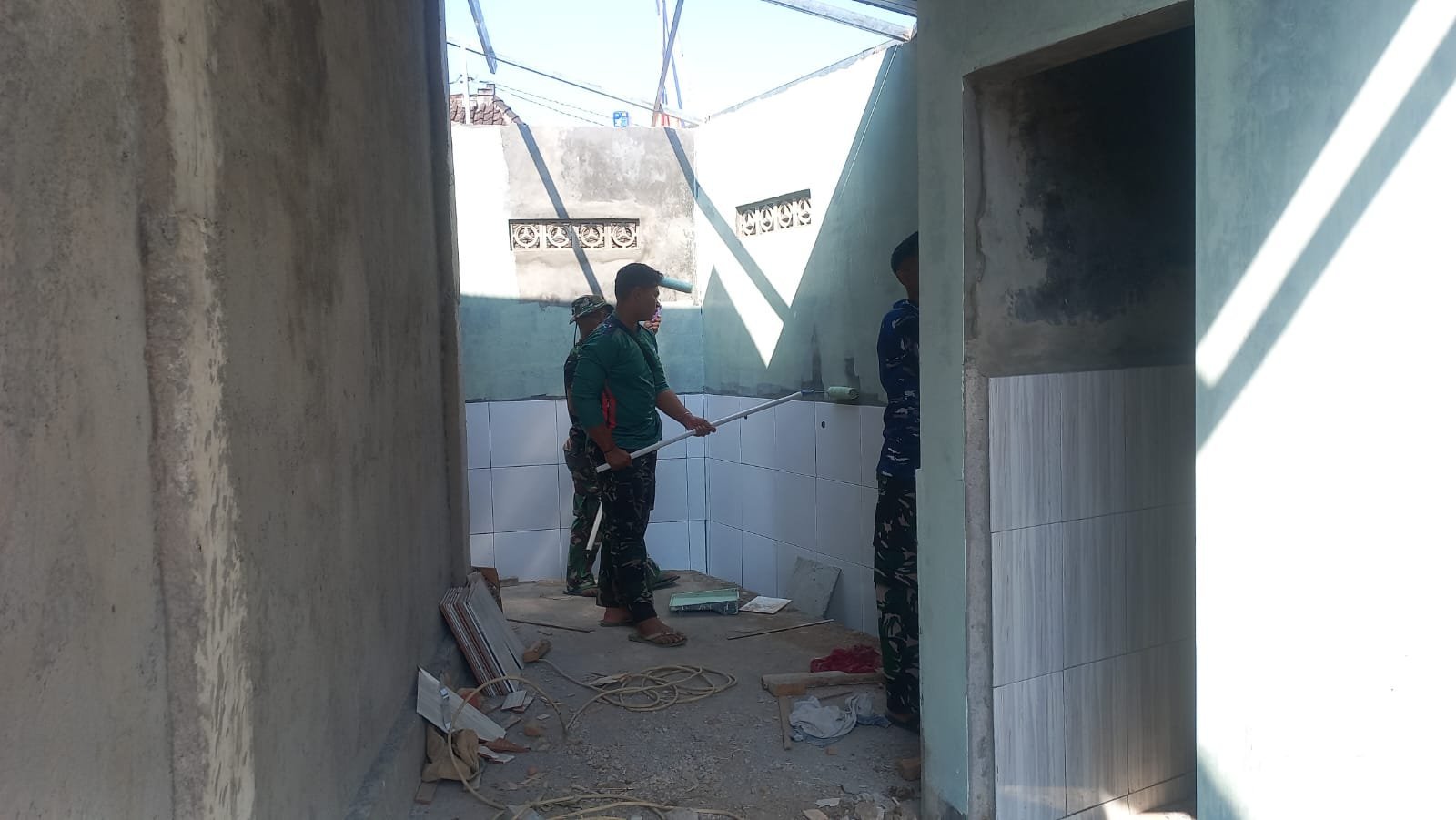 Gotong Royong Cat Tempat Wudhu Masjid Al Mubarok oleh Satgas TMMD dan Warga