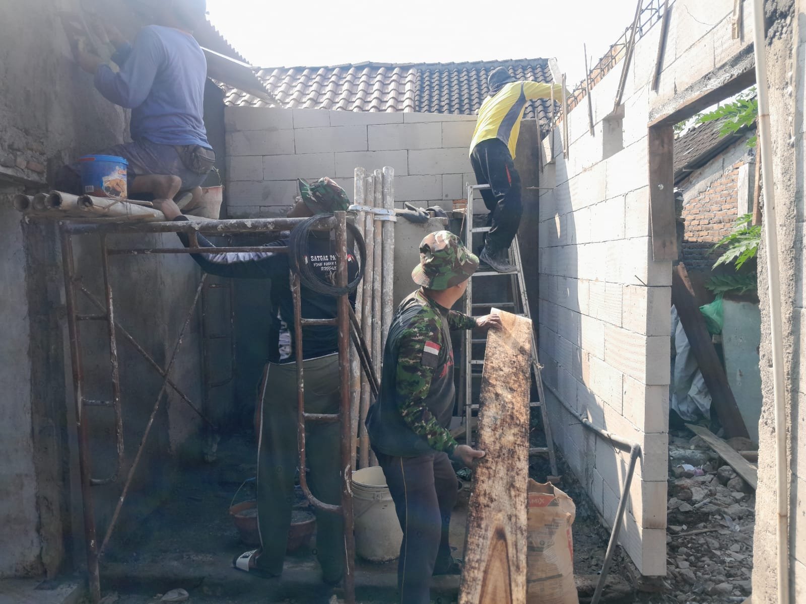 Satgas TMMD dan Warga Selesaikan Tahapan Perbaikan Rumah Subani