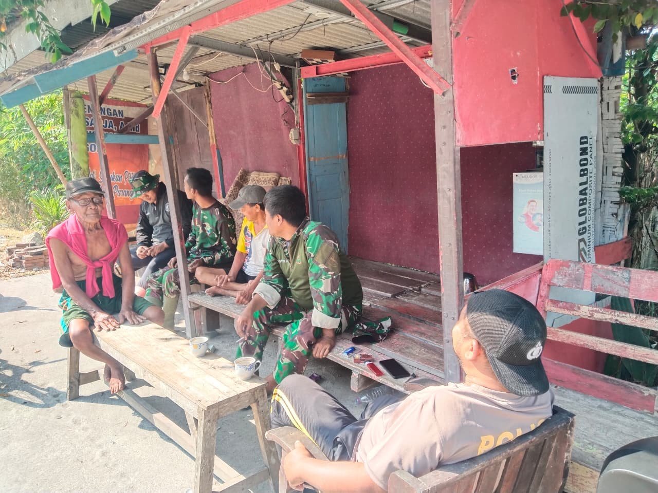 Parangjoro: Saat Istirahat Mempererat Kerja Sama Warga dan Satgas TMMD
